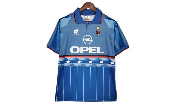 Milan (1996) - O uniforme revisita a temporada em que jogadores como Baggio, Maldini e Baresi vestiram a camisa do Milan e conquistaram o título italiano.
