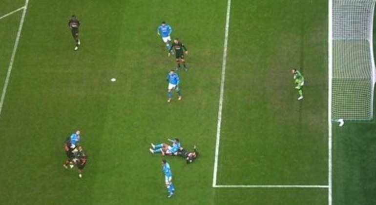 O gol anulado do Milan, estaria impedido o deitado Giroud?