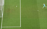  Milan Borjan, goleiro do Canadá, vê a bola do Marrocos entrar no gol