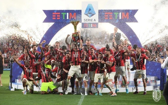 Na Itália, o campeão nacional foi o Milan. Este é o 19º Campeonato Italiano da equipe de Milão. No entanto, o artilheiro da temporada foi Immobile, da Lazio, com 27 gols