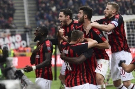 Jogadores do Milan comemoram gol