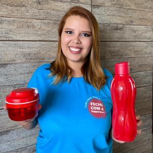Após ser demitida de uma fábrica de cosméticos, Milena se divide entre as tarefas domésticas e o trabalho informal