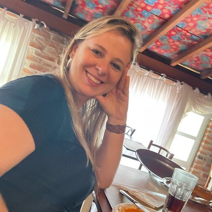 Milene, de 39 anos, investigava um roubo ocorrido na região no dia anterior, quando decidiu ir até uma casa para pedir as imagens de câmera de segurança. Ela e o seu colega foram recebidos a tiros pelo dono da mansão, o empresário Rogério Saladino dos Santos, de 56 anos. Morto durante a troca de tiros, o homem teria achado que Milene era assaltante (assista ao vídeo do tiroteio) 