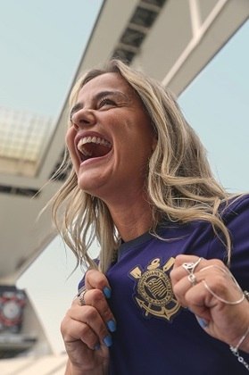 Milene Domingues, embaixadora do Futebol Feminino do Corinthians, ostentou o manto na campanha.