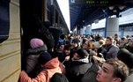 Milhares de pessoas tentam deixar Kiev  de trem após ataque russo