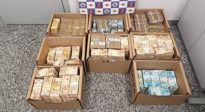 Dinheiro estava dividido em notas de 2 a 100 em oito caixas de papelão