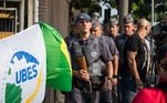 militantes esperam Lula em Congonhas