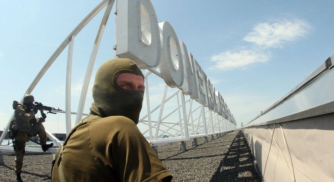 Militantes pró-Rússia em invasão a aeroporto de Donetsk em 2014; brasileiro participou de ação, estratégica para rebeldes A mãe do combatente