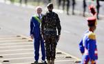 Militar em posição de respeito ao presidente Lula no 7 de Setembro, em Brasília