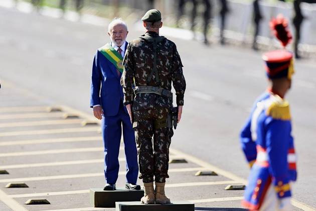 Militar em posição de respeito ao presidente Lula no 7 de Setembro, em Brasília