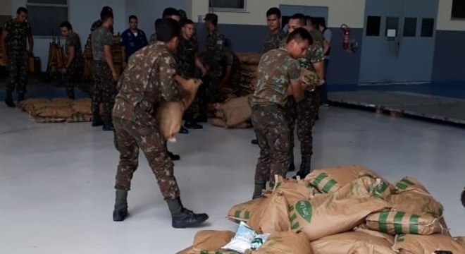 Militares carregam itens que serão enviados à Venezuela