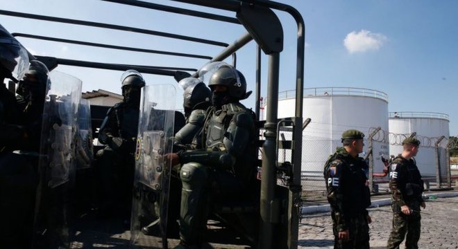 Militares protegem entrada de refinaria no Rio de Janeiro