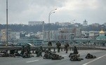 No terceiro dia de conflito entre Rússia e Ucrânia, militares e civis continuam resistindo e evitando a invasão de Kiev. Na foto, homens da Guarda Nacional se posicionam em uma ponte que dá acesso ao centro da capital ucraniana