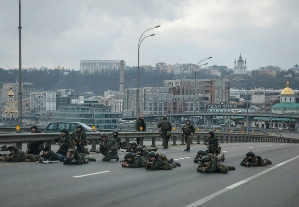 No terceiro dia de conflito entre Rússia e Ucrânia, militares e civis continuam resistindo e evitando a invasão de Kiev. Na foto, homens da Guarda Nacional se posicionam em uma ponte que dá acesso ao centro da capital ucraniana