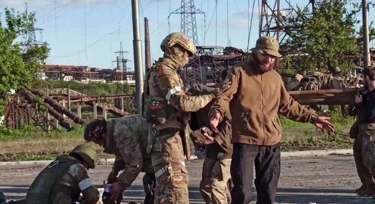Soldado ucraniano deixa a usina de Azovstal e é preso pelos russos