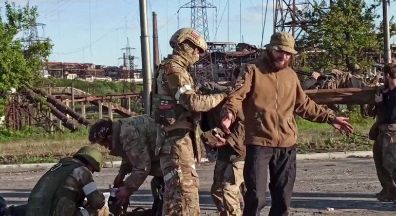 Soldado ucraniano deixa a usina de Azovstal, em Mariupol, e é preso pelos russos