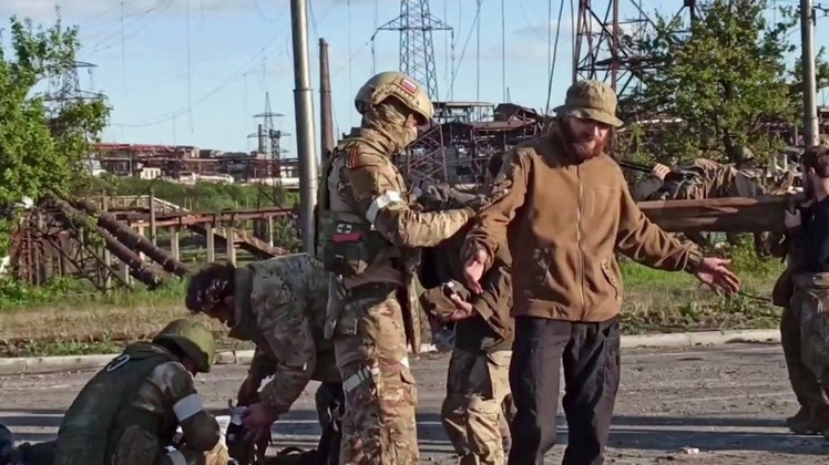 Soldado ucraniano deixa a usina de Azovstal e é preso pelos russos