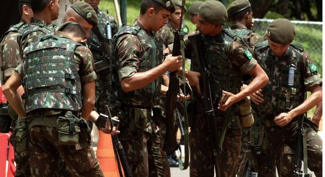  As Forças Armadas têm um efetivo espalhado por todo o país de mais de 370 mil pessoas, considerando Exército (225,4 mil), Marinha (78,3 mil) e Aeronáutica (68 mil)