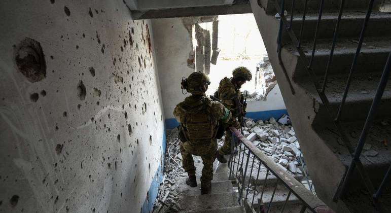Militares ucranianos avançam em Bakhmut; Ucrânia nega início de contraofensiv