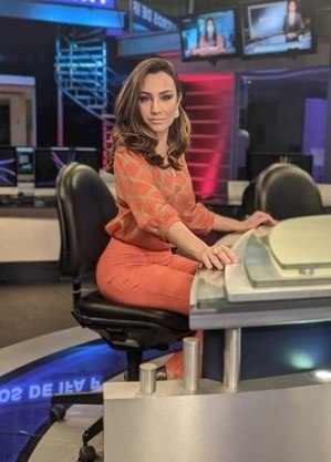 Millena Machado, hoje, a titular na bancada do "Rede TV News"