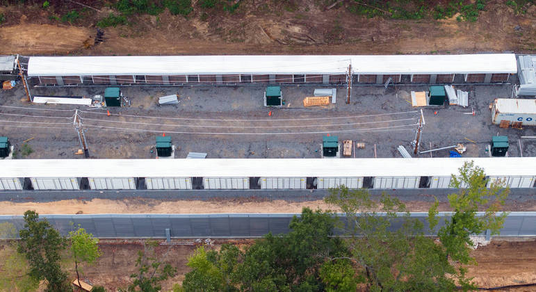 Vista aérea de uma mina de bitcoin que foi construída perto da propriedade de Gladys Anderson