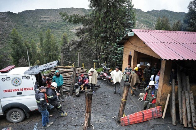 Os mineiros presos em Sutatausa estão a 900 m de profundidade, o que dificulta os trabalhos de busca dos mais de cem socorristas envolvidos, acrescentou o governador. Imagens divulgadas na imprensa mostram bombeiros e trabalhadores da agência de gestão de desastres operando nas entradas das minas. Ao redor, um grupo de pessoas aguarda, desde a madrugada, informações sobre familiares