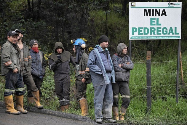 Trabalhadores de outras minas próximas chegaram com caixas amarelas e lanternas para se somarem aos esforços de resgate. O acúmulo de gases é o motivo mais comum de acidentes na mineração no maior produtor de carvão da América Latina