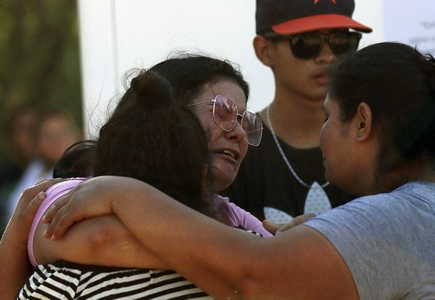 Mais de duzentos soldados do Exército mexicano foram enviados para se juntar aos esforços de resgate de dez mineiros presos desde ontem após um colapso dentro de uma mina de carvão no nordeste do país, informou o governo nesta quinta-feira (4)