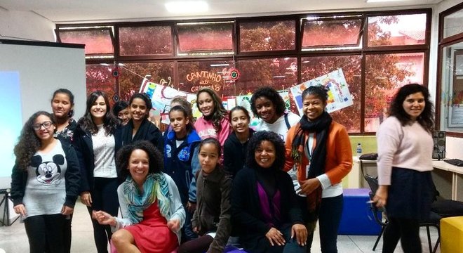 Ariane Cor com as alunas de uma oficina do Minas Programam no Capão Redondo