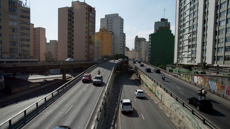 53 anos de história O Minhocão foi construído em 1970, como alternativa para os grandes congestionamentos da cidade de São Paulo. Hoje, mais de 31 mil carros passam diariamente pela via! 