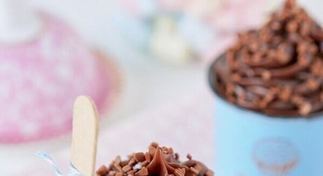 mini caneca com brigadeiro para festa surpresa 