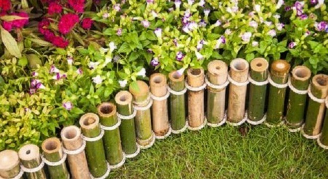 Mini cerca de bambu instalada no jardim