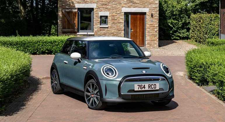 Mini Cooper S E Multitone Edition vem pintado na cor Verde Sage
