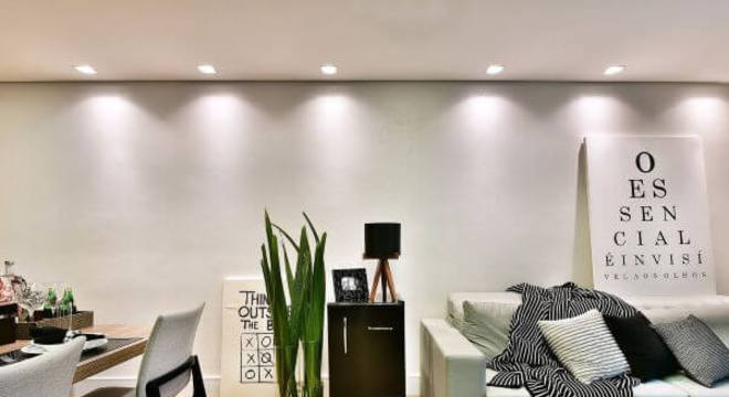 Mini geladeira retrô preta para sala de estar integrada