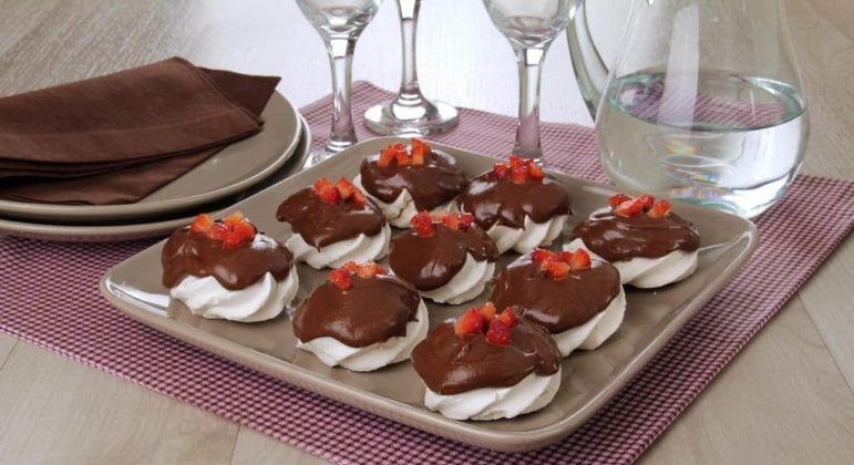 Mini pavlova de morango com chocolate