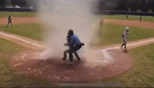 Tornado surge do nada e 'engole' menino durante jogo de beisebol