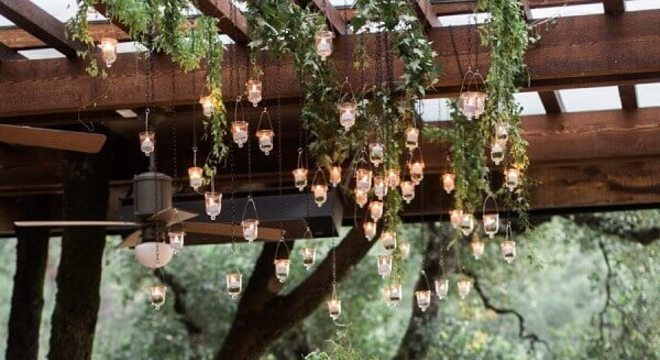 mini wedding decorado com arranjo de flores e velas suspensas