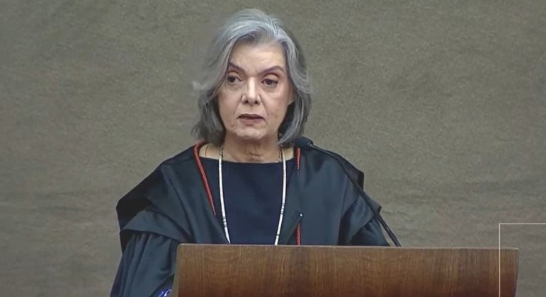 Ministra Cármen Lúcia durante cerimônia de entrega da Ordem do Mérito do TSE, nesta terça