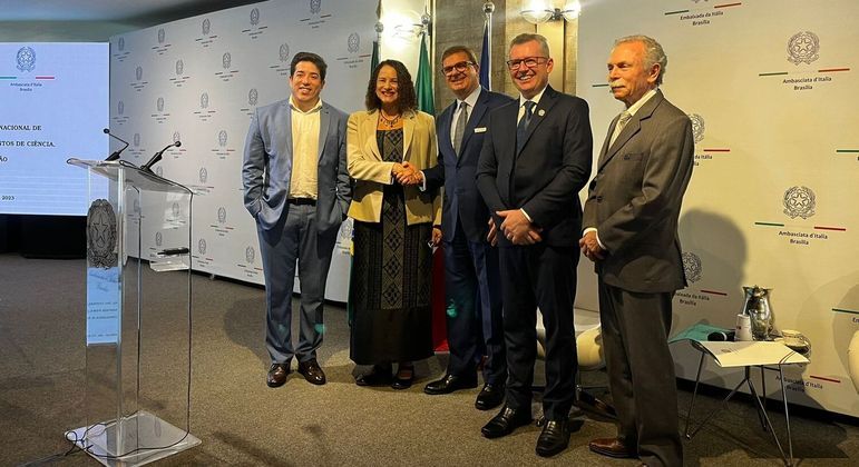 Ministra de Ciência, Tecnologia e Inovação, Luciana Santos, se reúne com embaixador da Itália