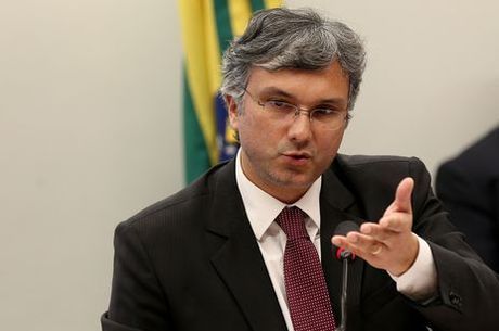 Ministro mantém projeção para R$ 1.002