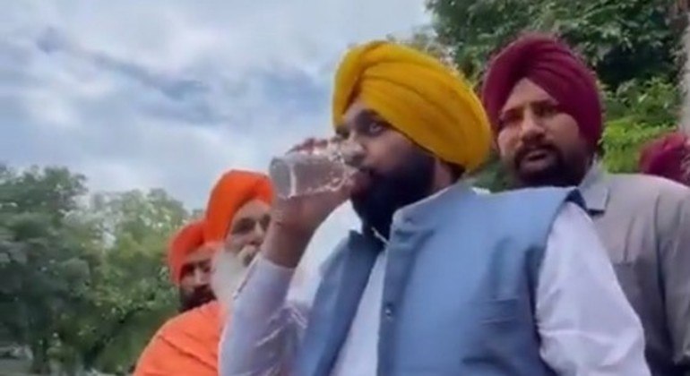 O ministro indiano Bhagwant Mann utilizou um copo para beber água poluída