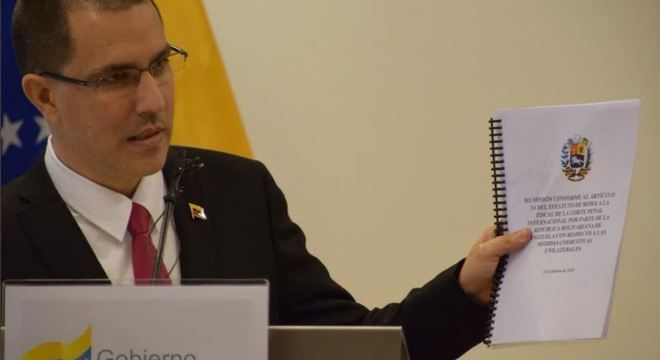 Jorge Arreaza apresenta documento protocolado em Haia