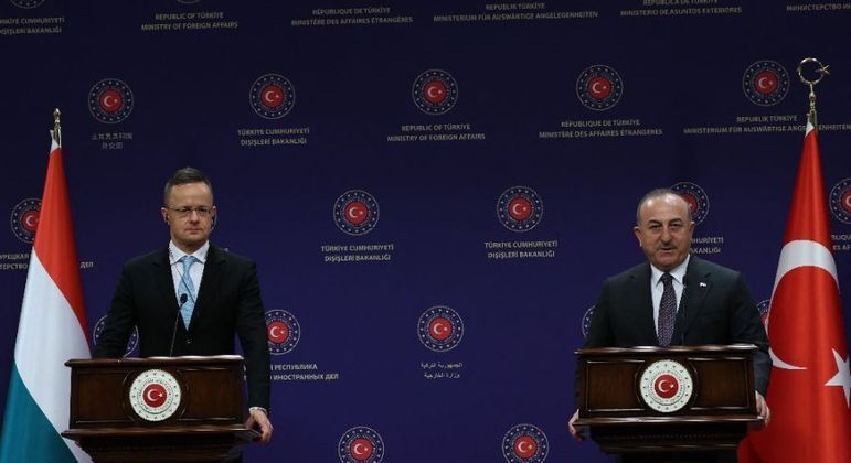 Ministro turco das Relações Exteriores Mevlüt Cavusoglu em encontro com ministro húngaro Peter Szijjarto, nesta segunda-feira, em Ankara, na Turquia