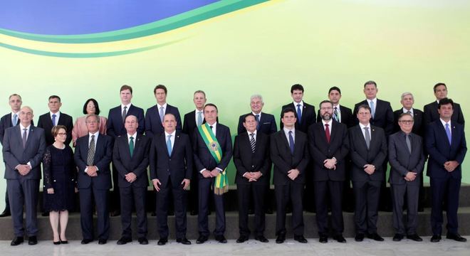 Jair Bolsonaro deu posse aos 22 ministros apÃ³s se oficializar presidente