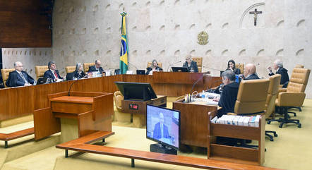 Ministros reunidos durante sessão plenária do STF