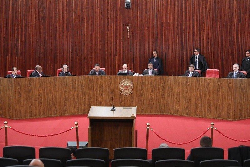 Ministros reunidos no plenário do TSE