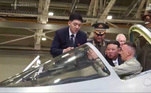 Kim visitou uma fábrica de aviões militares na Rússia. O norte-coreano acompanhou a produção de caças Sukhoi Su-35 e Su-57 e observou um voo de teste