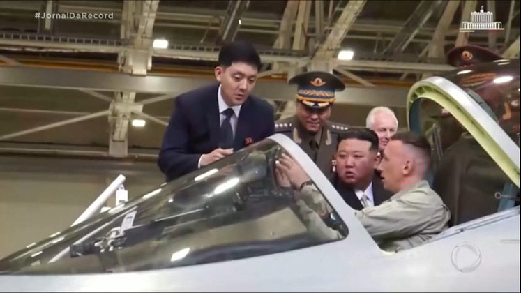 Kim visitou uma fábrica de aviões militares na Rússia. O norte-coreano acompanhou a produção de caças Sukhoi Su-35 e Su-57 e observou um voo de teste