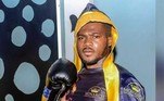'Com muita dor que anunciamos o falecimento do boxeador nigeriano meio-pesado Miracle Amaeze. Miracle perdeu a consciência após dois nocautes durante uma sessão de sparring na manhã de ontem na cidade de Festac, Lagos', escreveu o portal, que emendou: