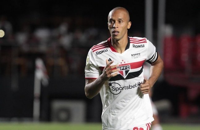 Miranda - 4,5 - O zagueiro foi um dos grandes culpados no primeiro gol do Santos. Não acompanhou de cabeça o Lucas Braga.
